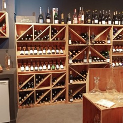 Étagère à vin H195 cm, capacité 200 bouteilles, bois massif ambiance