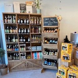 Étagère à bière 15 casiers, 2 portes, bois massif ambiance