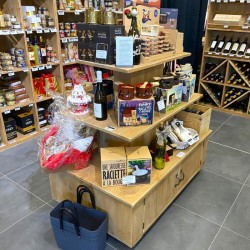 Zentrales Display mit Rollen, 3 Ebenen, Massivholz Ambiente