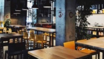 Wie wählt man die Tische für das Restaurant aus?