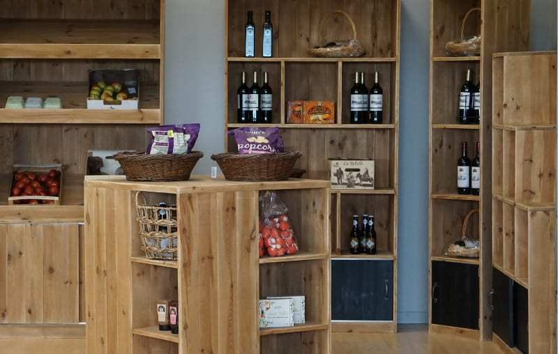 Choisir des présentoirs en bois massif : une solution durable et chaleureuse - TRADIS